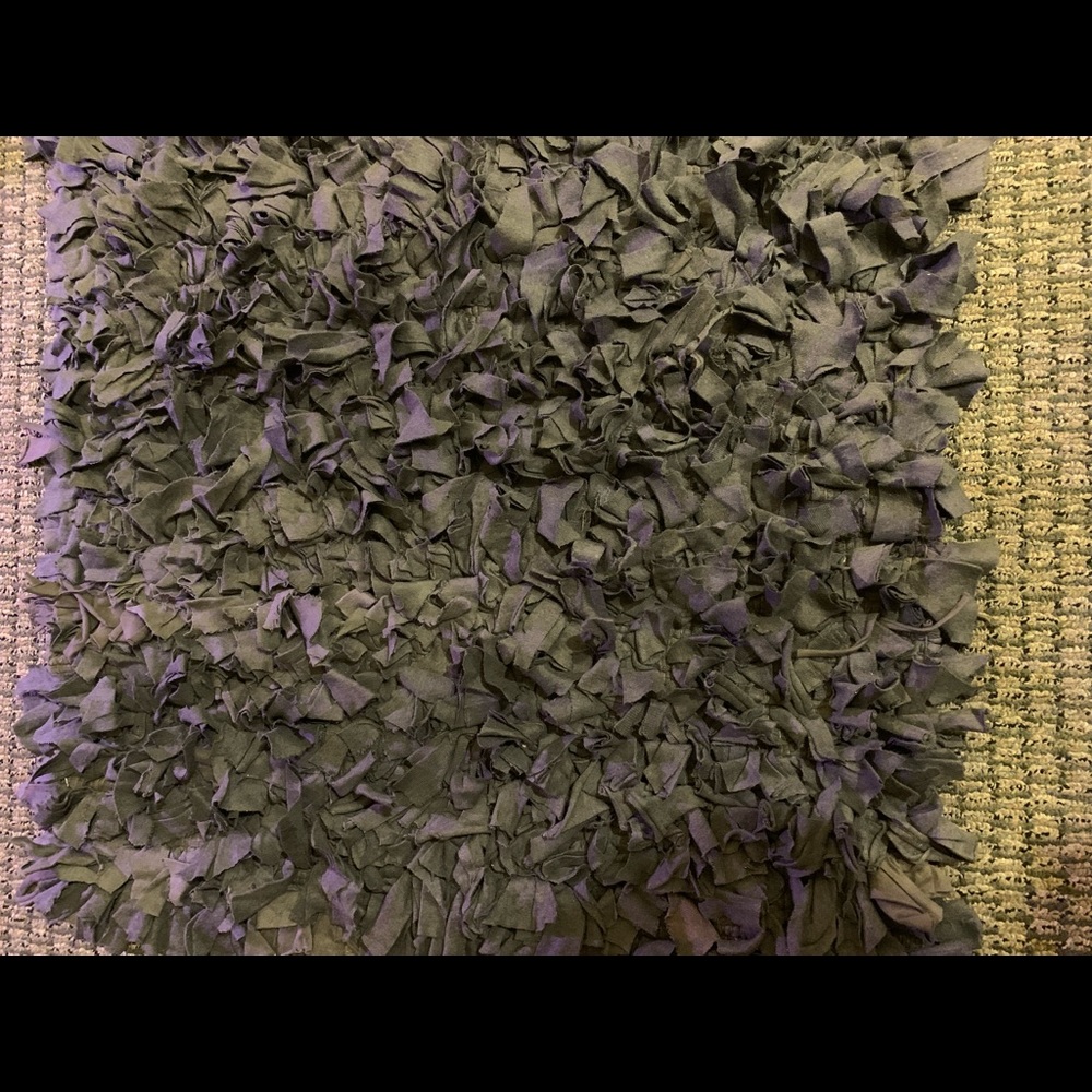 WEST ELM CHARCOAL RUG 28” X 28”/71cm - Picture 4 of 7